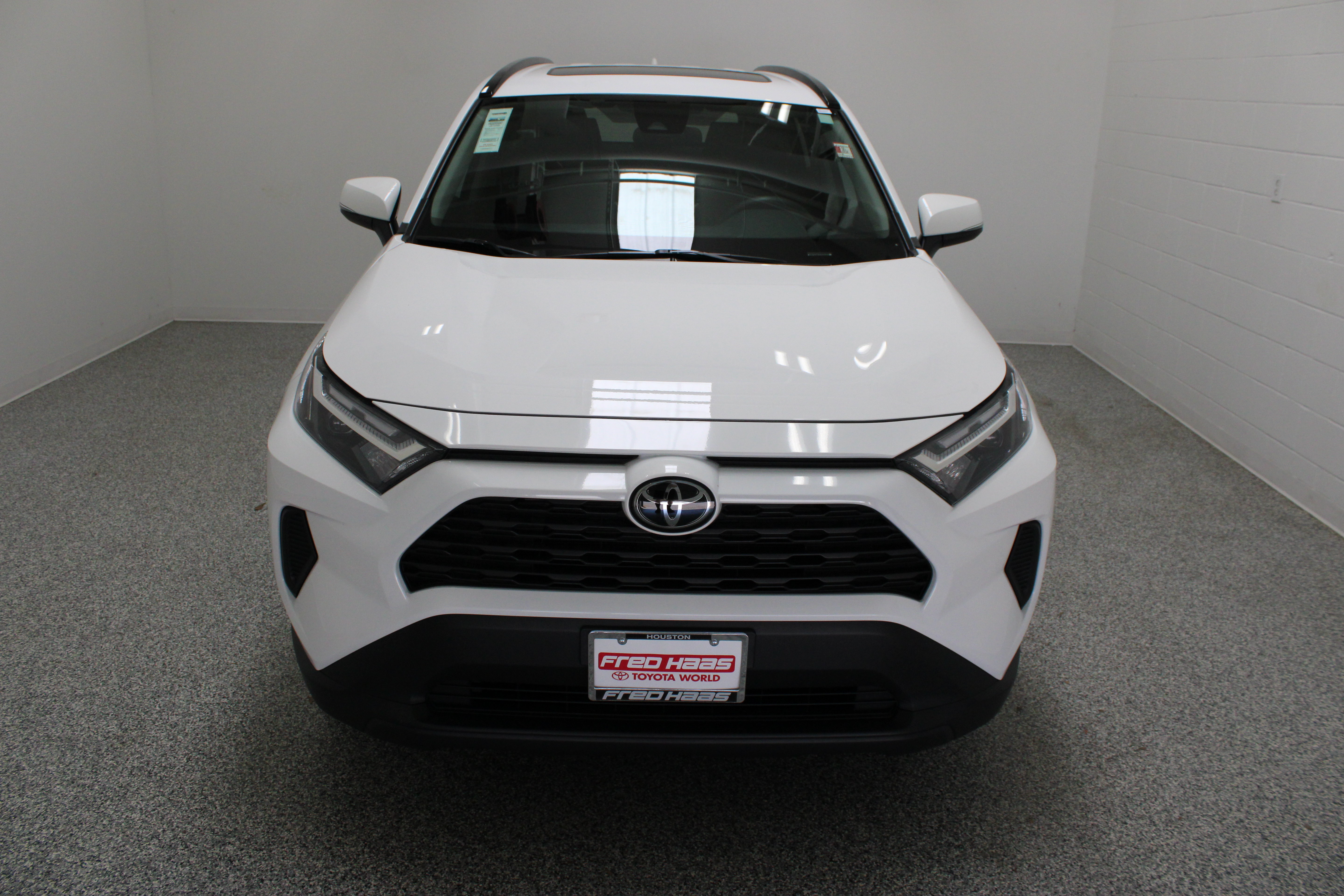 Used 2025 Toyota RAV4 XLE w/ Convenience Package FWD image 3