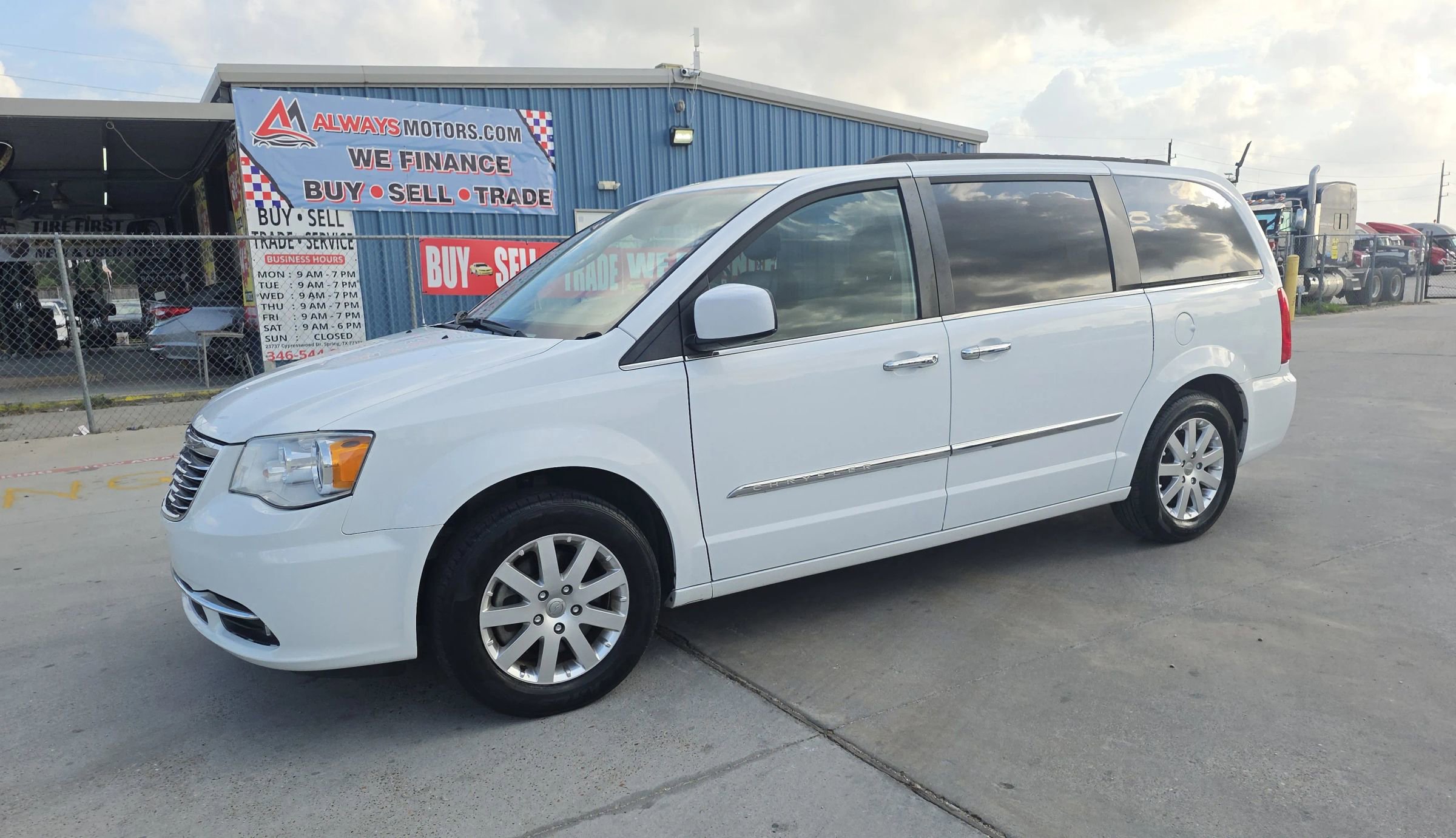 Used 2016 Chrysler Town & Country Touring w/ Driver Convenience Group FWD image 1