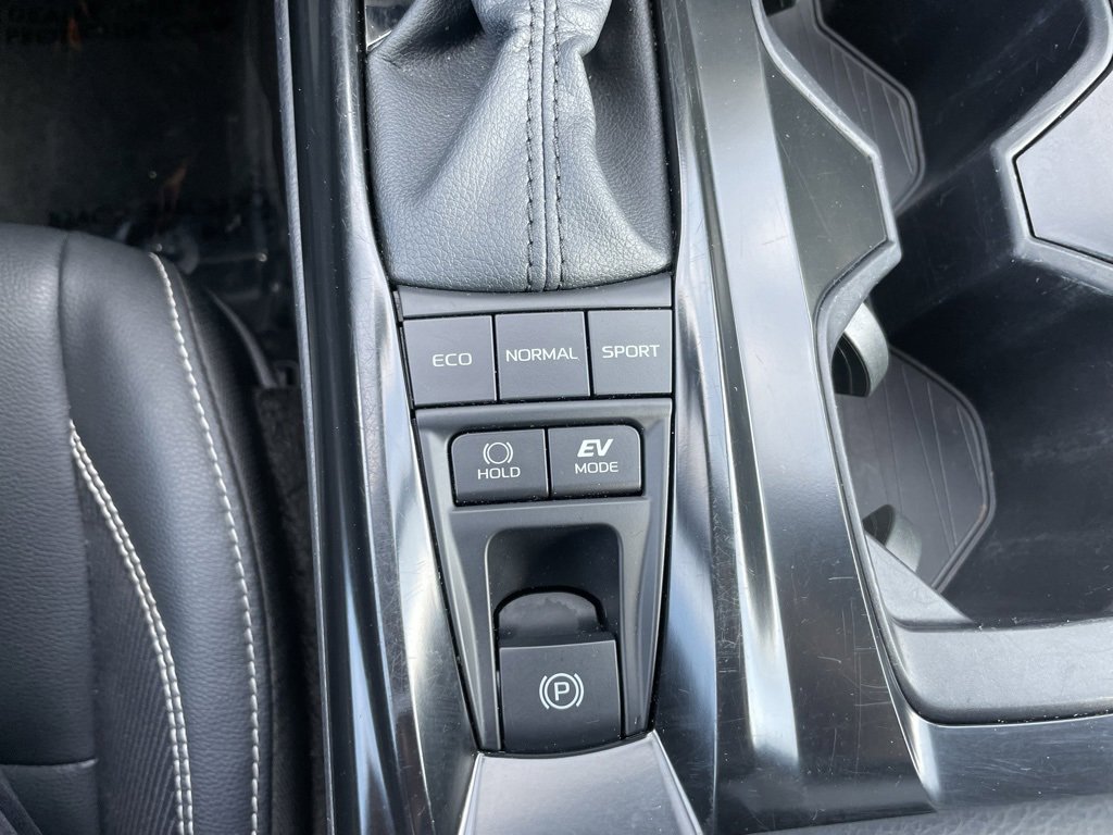 Used 2025 Toyota Camry SE image 14