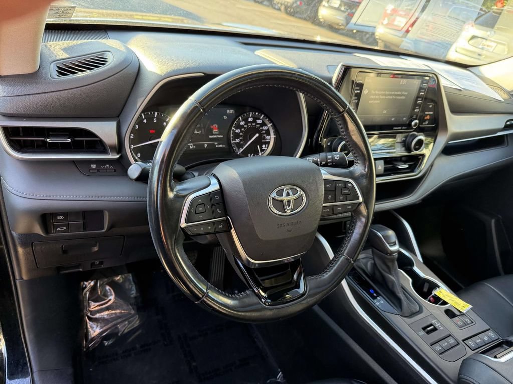 Used 2021 Toyota Highlander XLE AWD/4WD image 2
