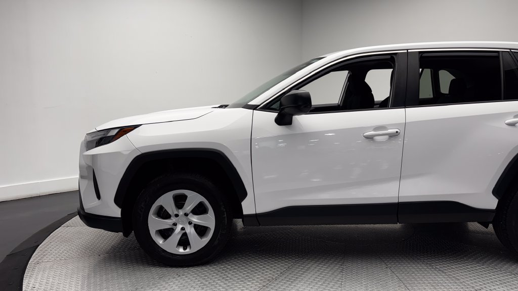 Used 2025 Toyota RAV4 LE AWD/4WD image 5