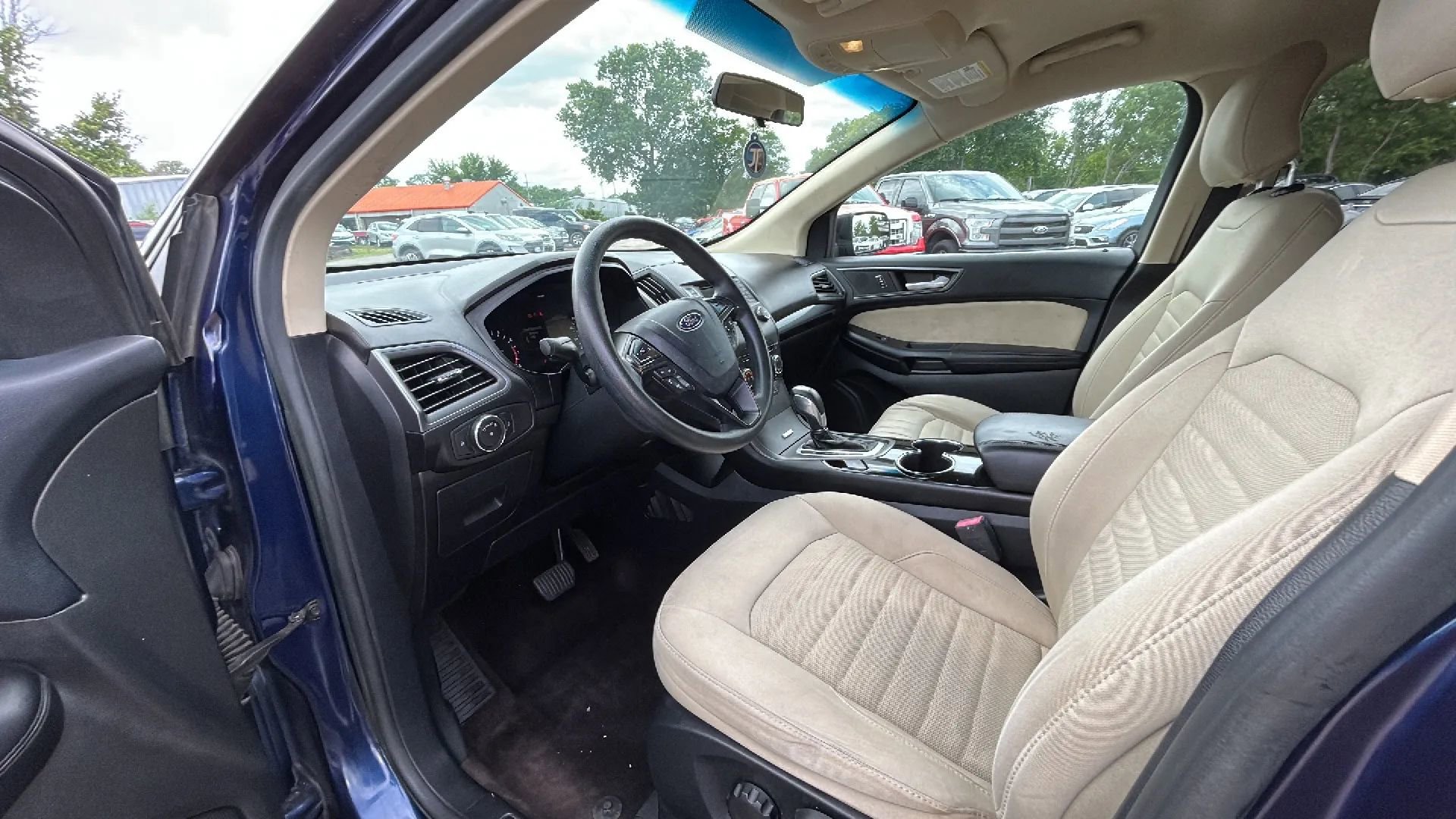 Used 2016 Ford Edge SE FWD image 2