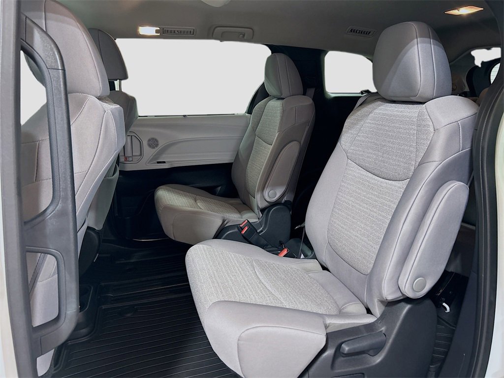 Used 2025 Toyota Sienna LE image 20