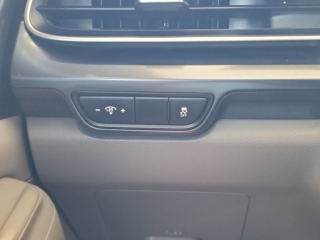Used 2025 Kia Carnival FWD image 22