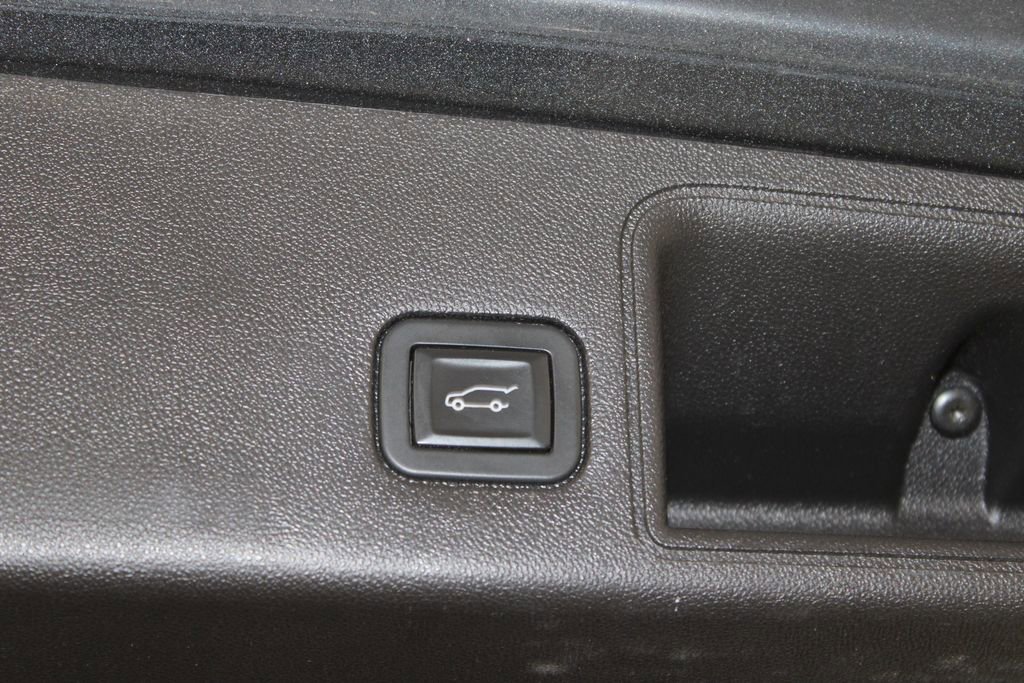 Used 2018 GMC Terrain Denali w/ Advanced Safety Package AWD/4WD image 14