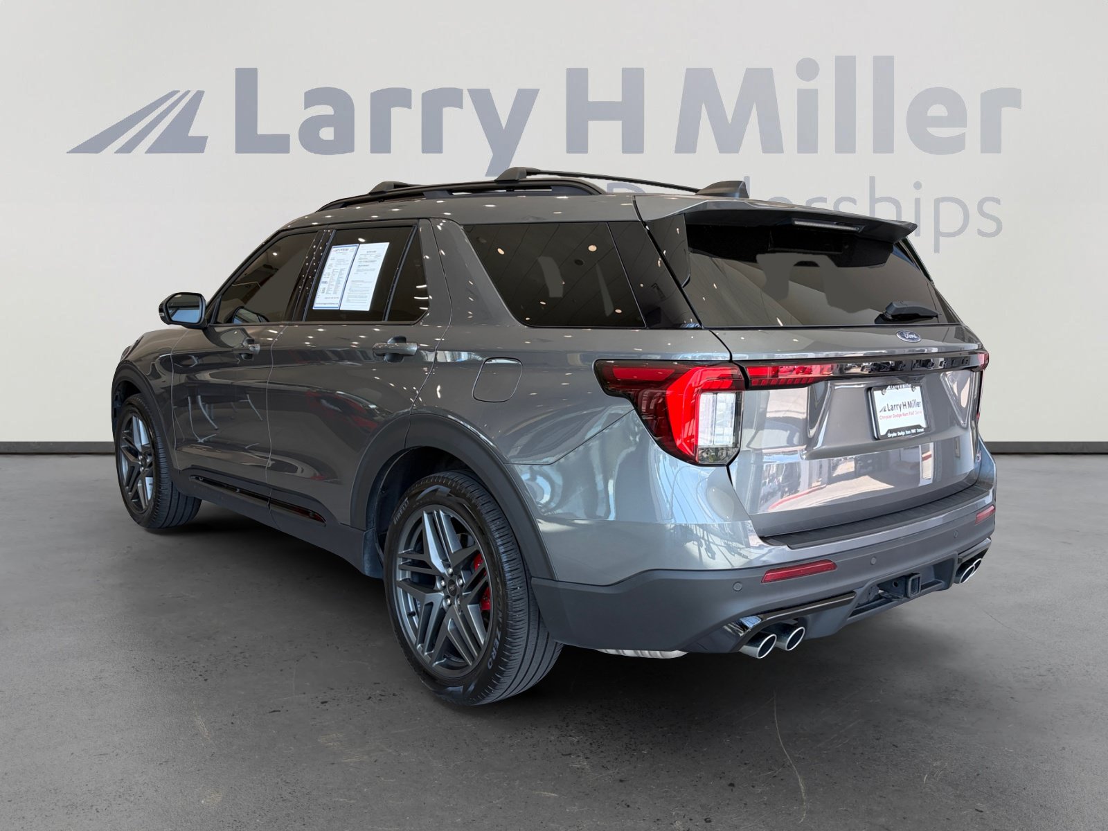 Used 2025 Ford Explorer ST AWD/4WD image 3