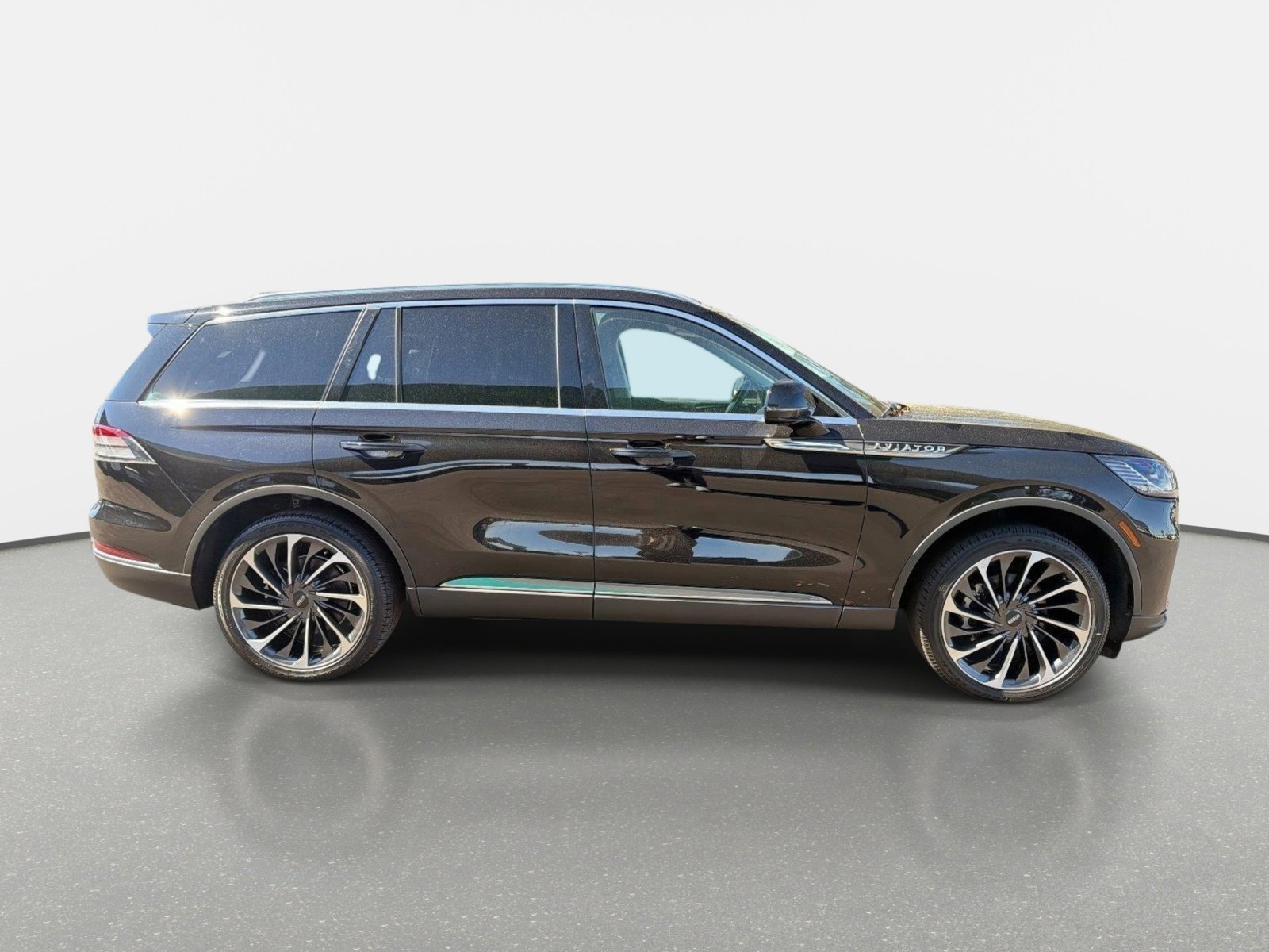 Used 2025 Lincoln Aviator Reserve w/ Equipment Group 201A AWD/4WD image 2