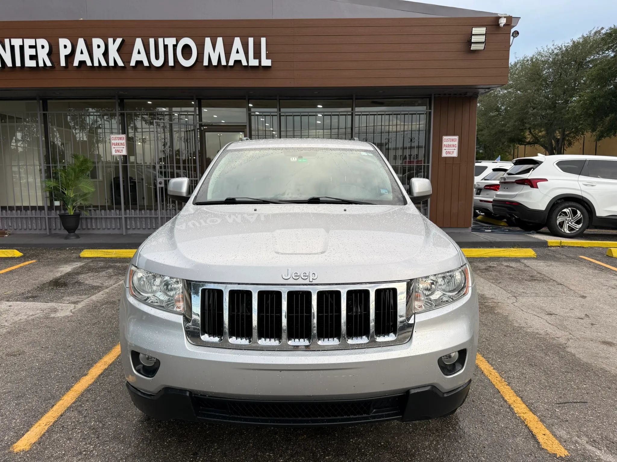 Used 2011 Jeep Grand Cherokee Laredo AWD/4WD image 2