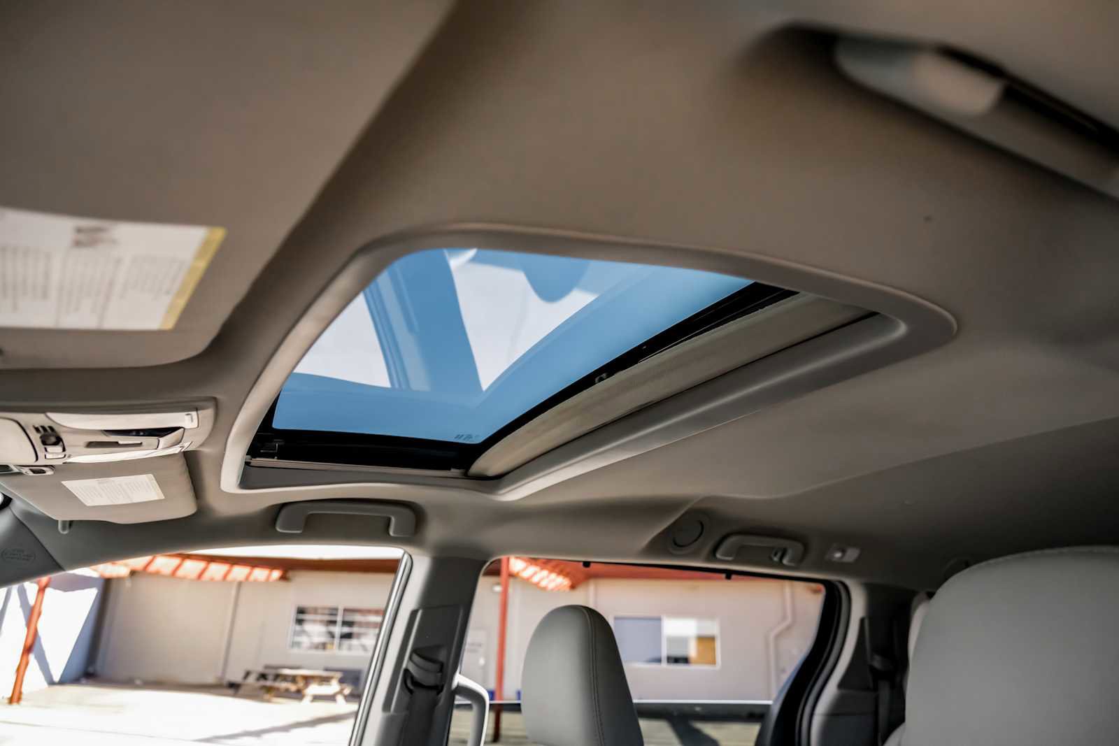 Used 2018 Toyota Sienna XLE image 5