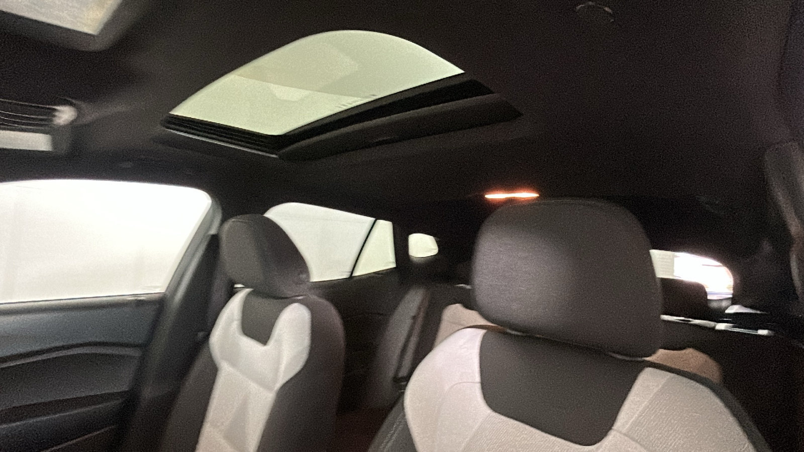 Used 2025 Chevrolet Trax RS w/ Sunroof Package FWD image 16