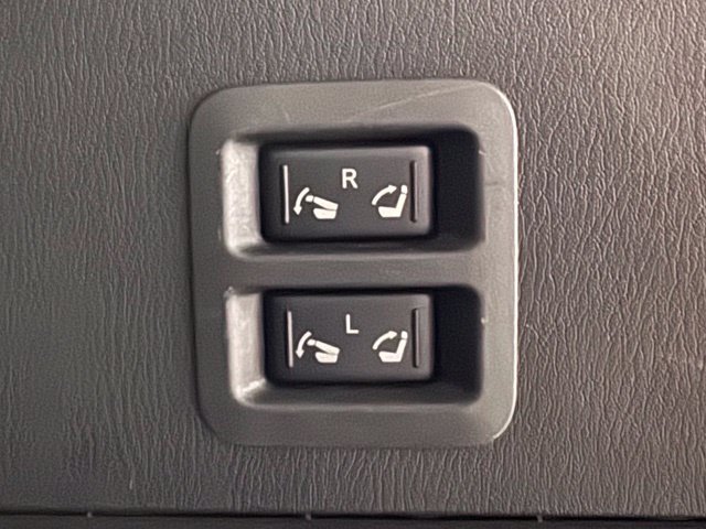 Used 2020 Nissan Armada Platinum w/ Captain's Chairs Package RWD image 38
