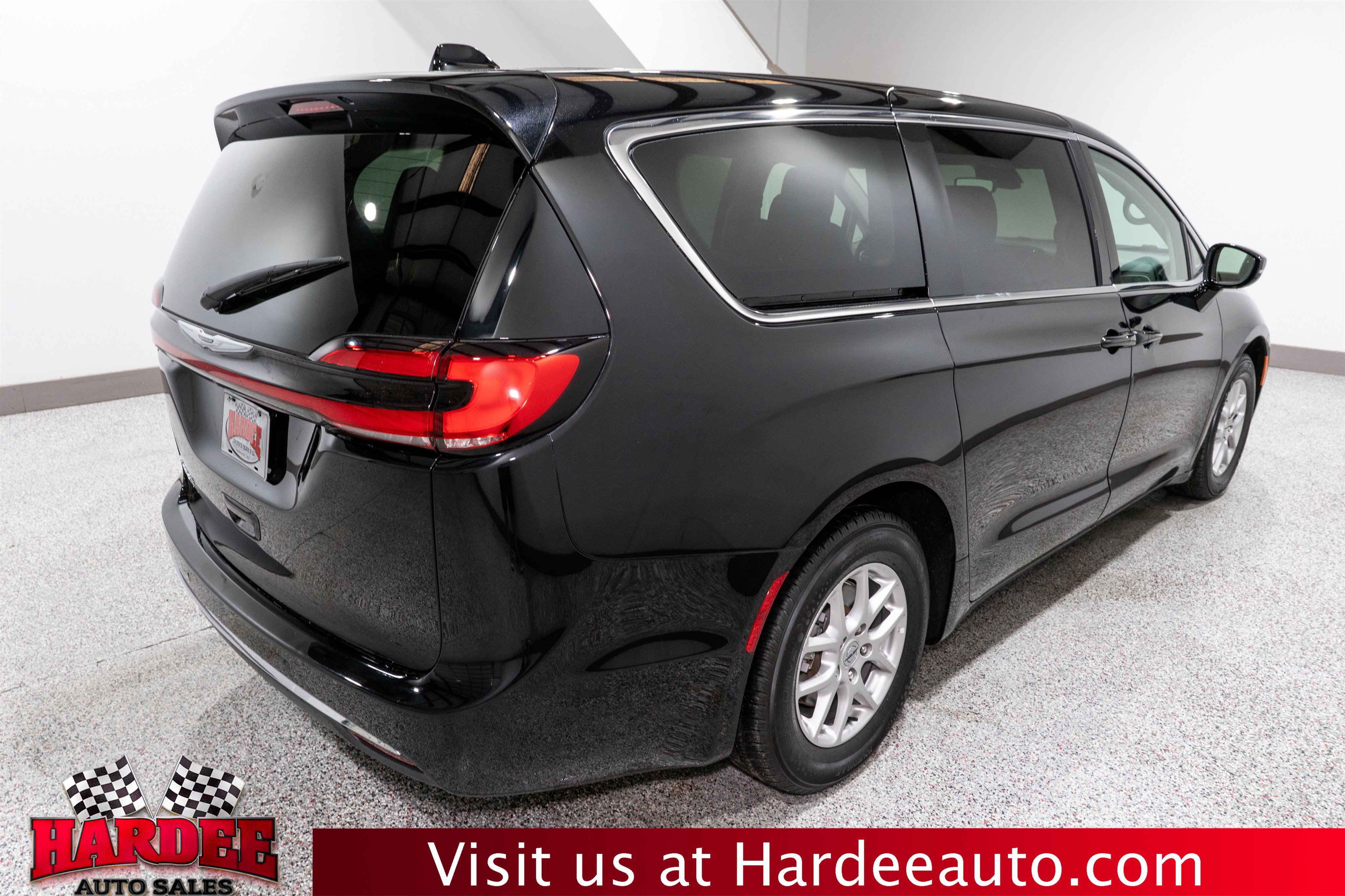 Used 2024 Chrysler Pacifica Touring-L image 5
