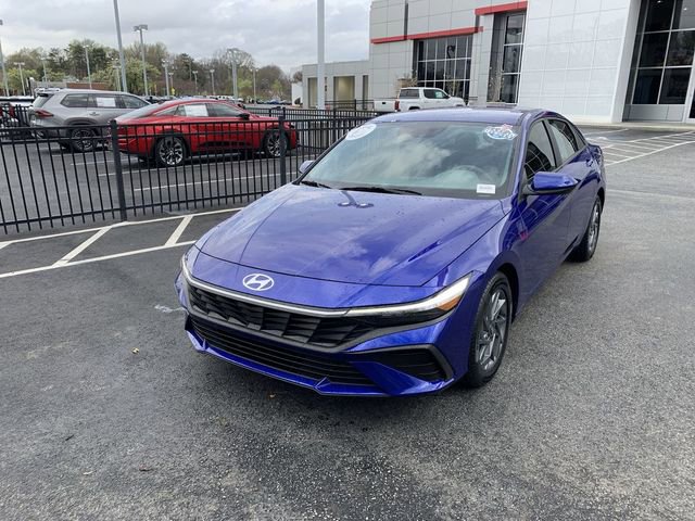 Used 2024 Hyundai Elantra SEL image 1