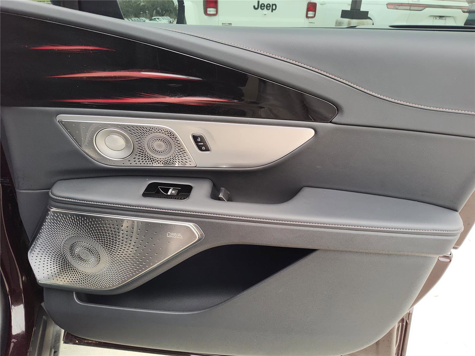 Used 2025 Lincoln Nautilus Reserve image 24