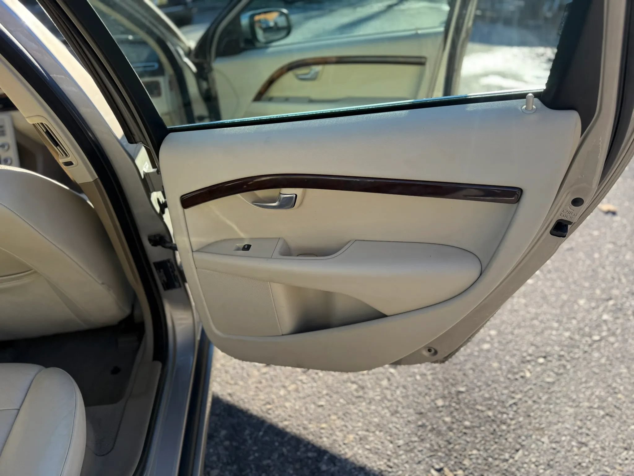Used 2010 Volvo V70 R-Design FWD image 27
