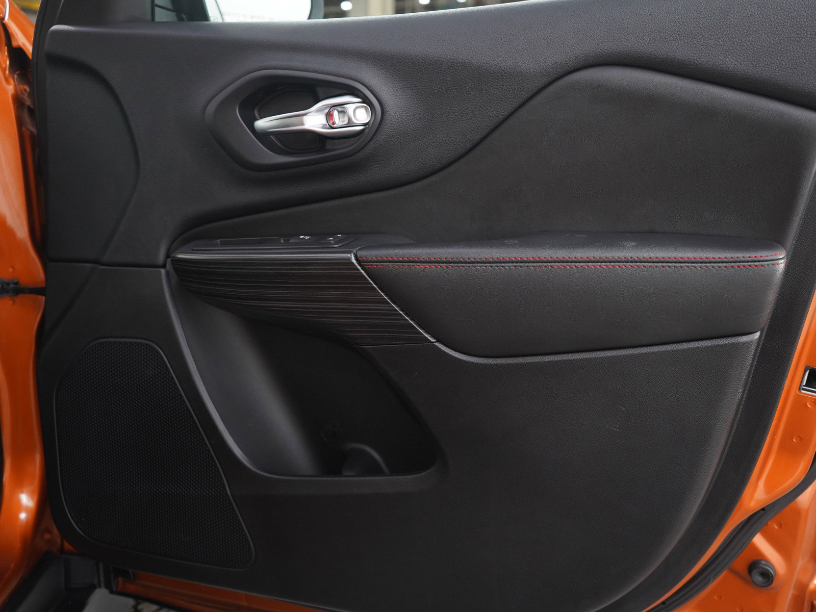 Used 2016 Jeep Cherokee Trailhawk w/ Comfort/Convenience Group image 9