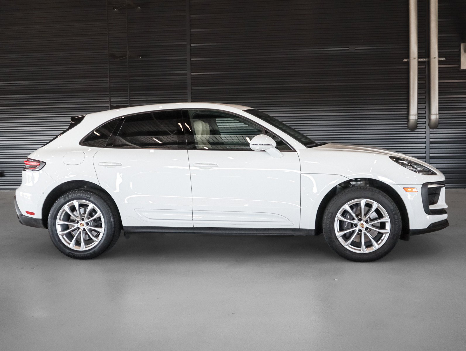 Certified 2023 Porsche Macan AWD/4WD image 11