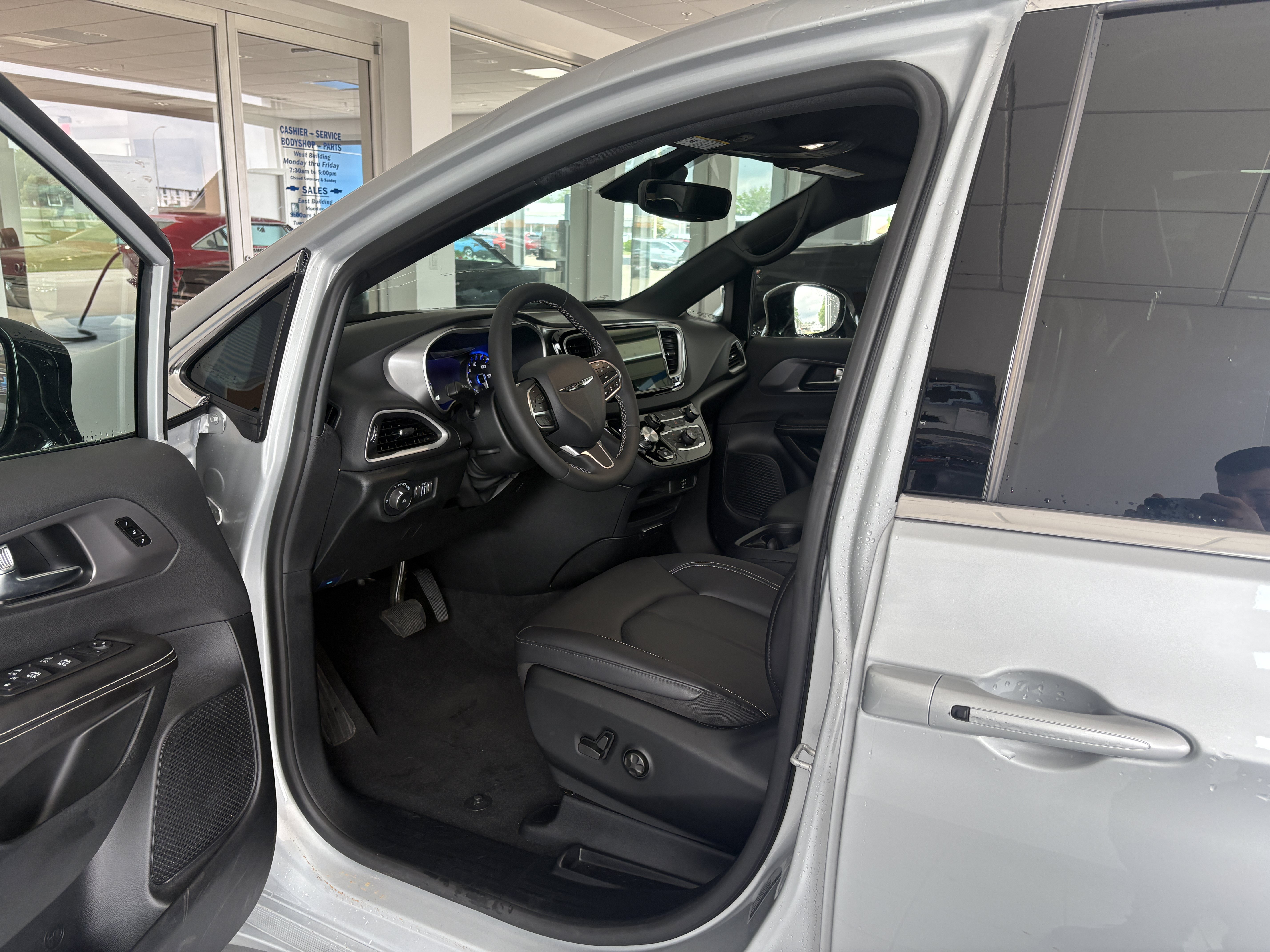 Used 2026 Chrysler Pacifica Select FWD image 2