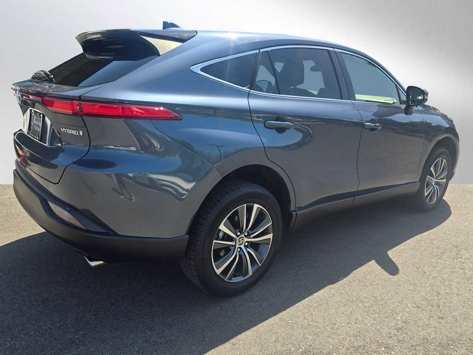Used 2022 Toyota Venza LE AWD/4WD image 3