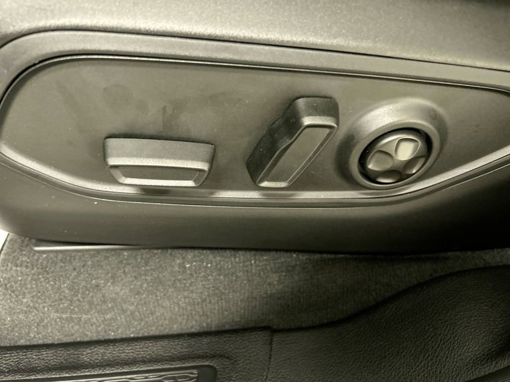 Used 2025 Jeep Grand Cherokee Limited w/ Black Appearance Package image 10