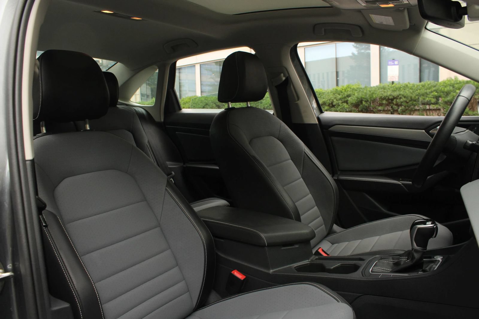 Used 2025 Volkswagen Jetta SE FWD image 26