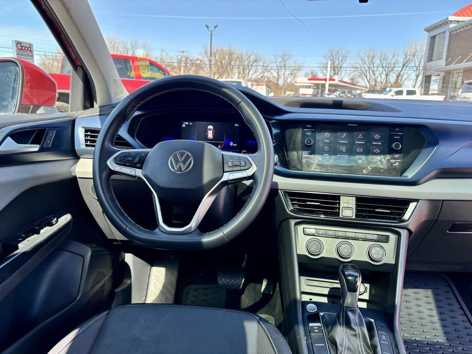 Used 2022 Volkswagen Taos SE image 3