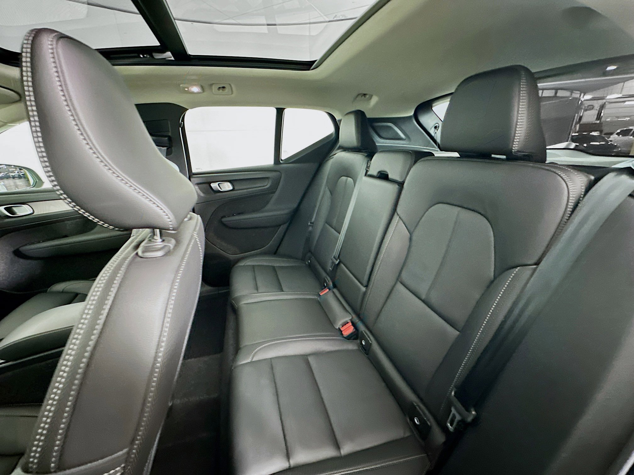 Used 2025 Volvo XC40 B5 Plus image 26