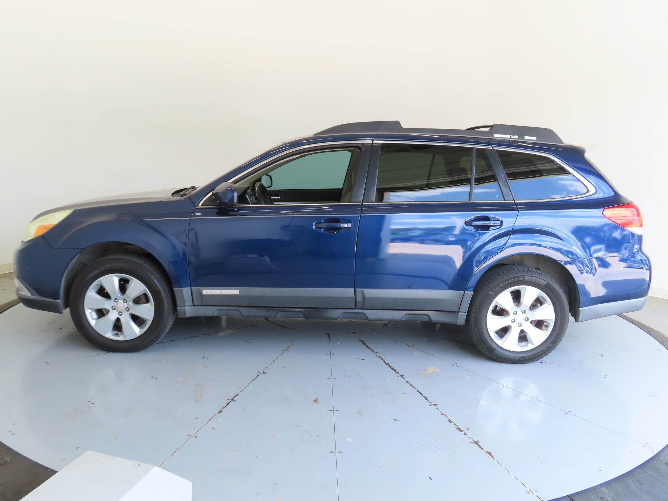 Used 2011 Subaru Outback 2.5i Premium AWD/4WD image 6