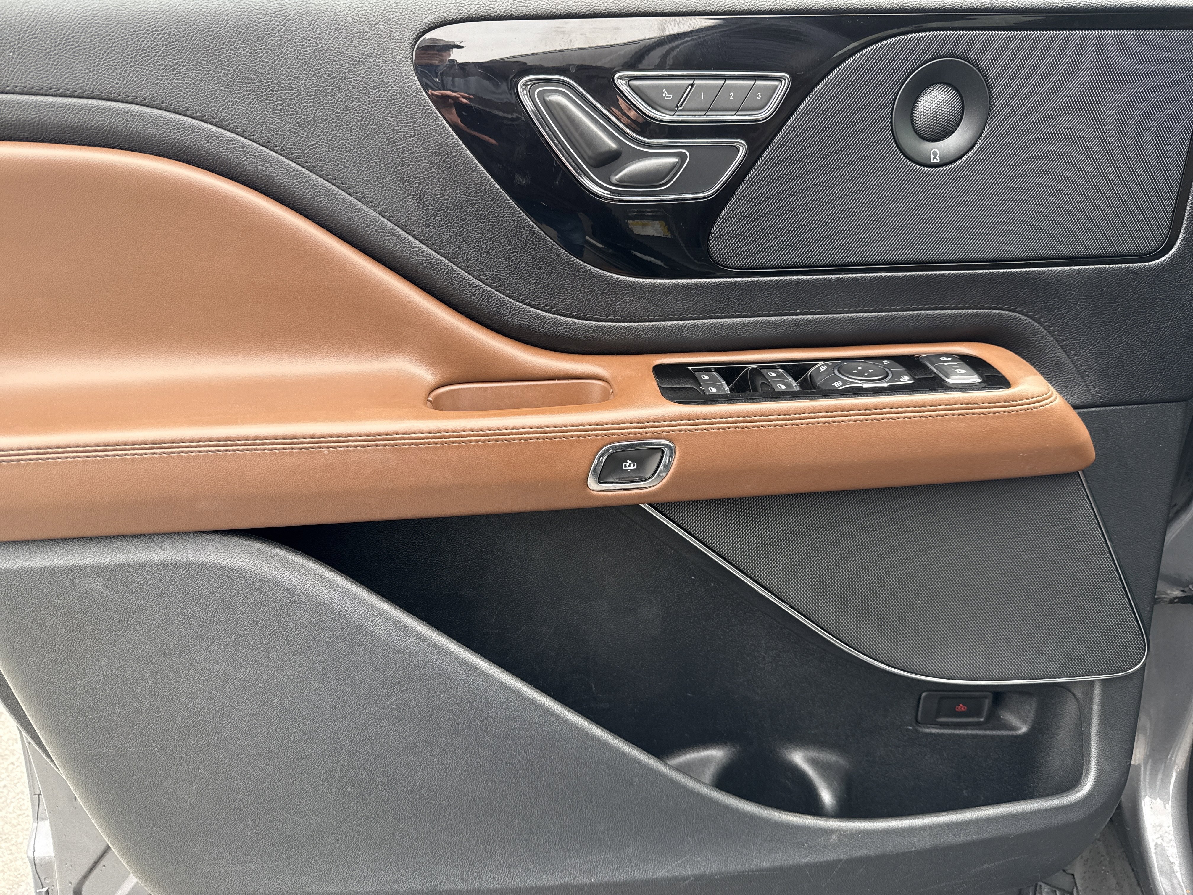 Used 2021 Lincoln Aviator Reserve w/ Elements Package Plus image 16