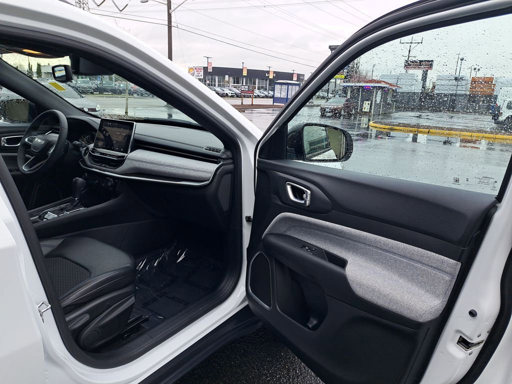 Used 2023 Jeep Compass Latitude image 17