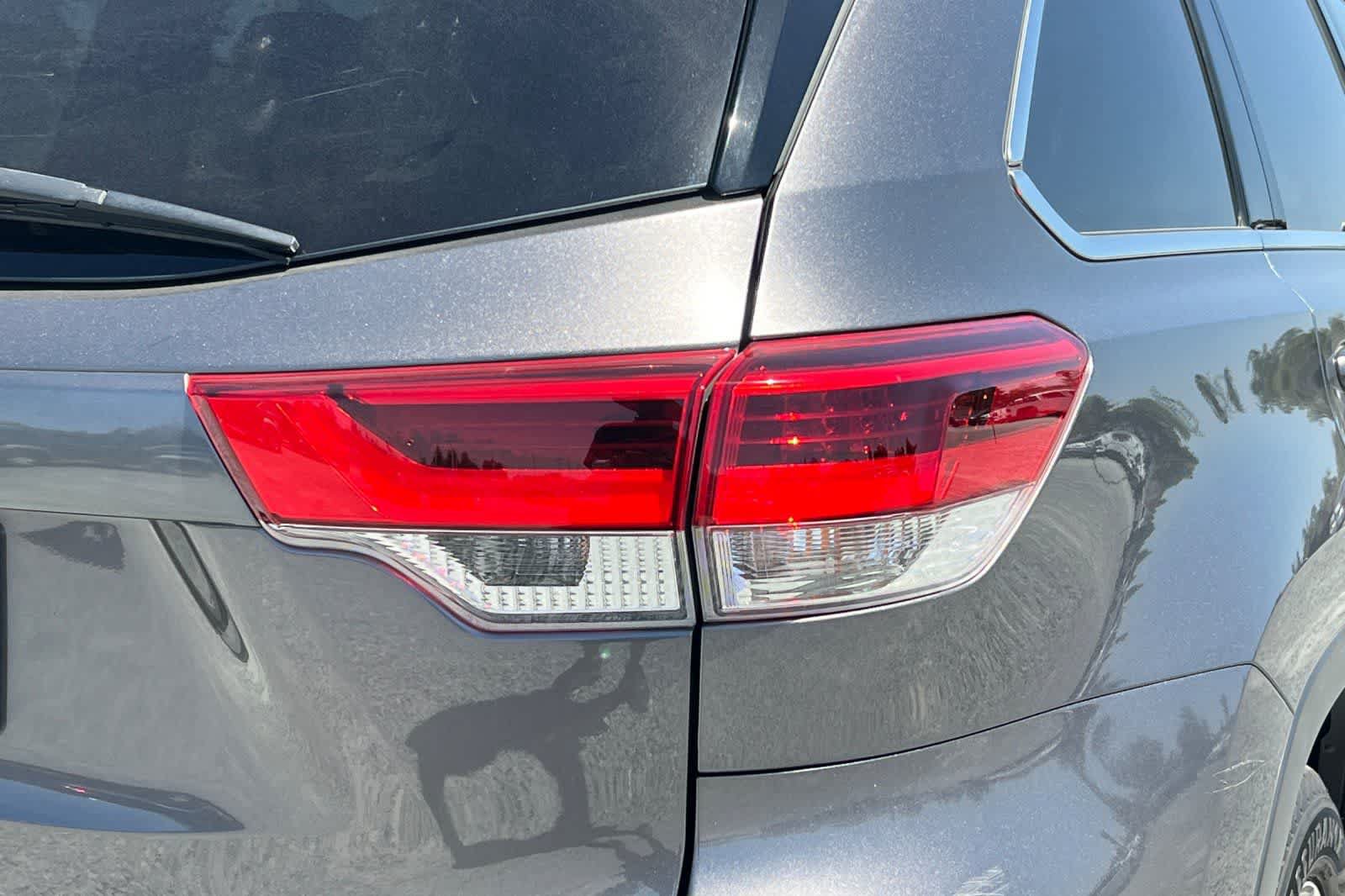 Used 2019 Toyota Highlander XLE FWD image 13