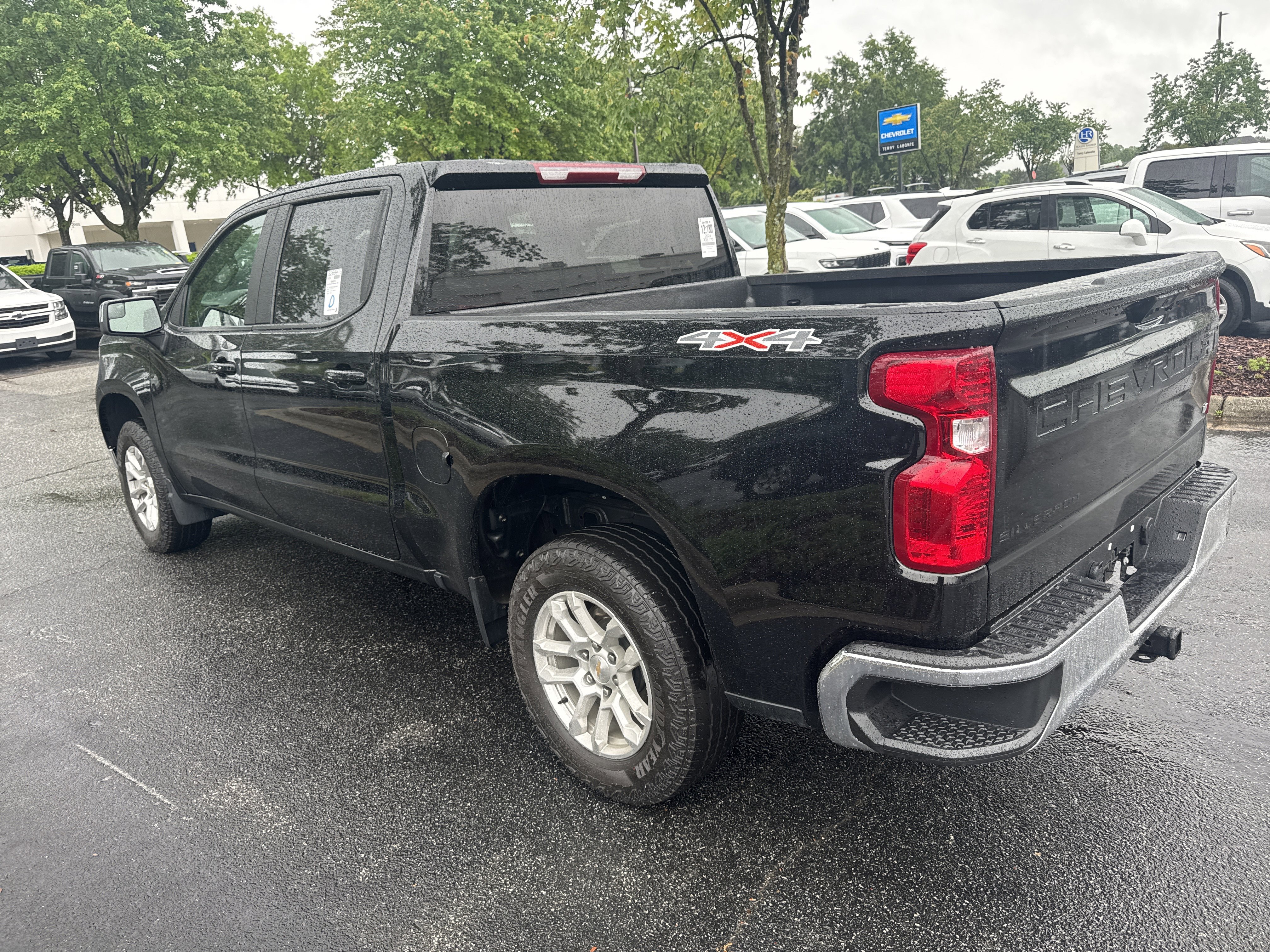 Used 2024 Chevrolet Silverado 1500 LT AWD/4WD image 8
