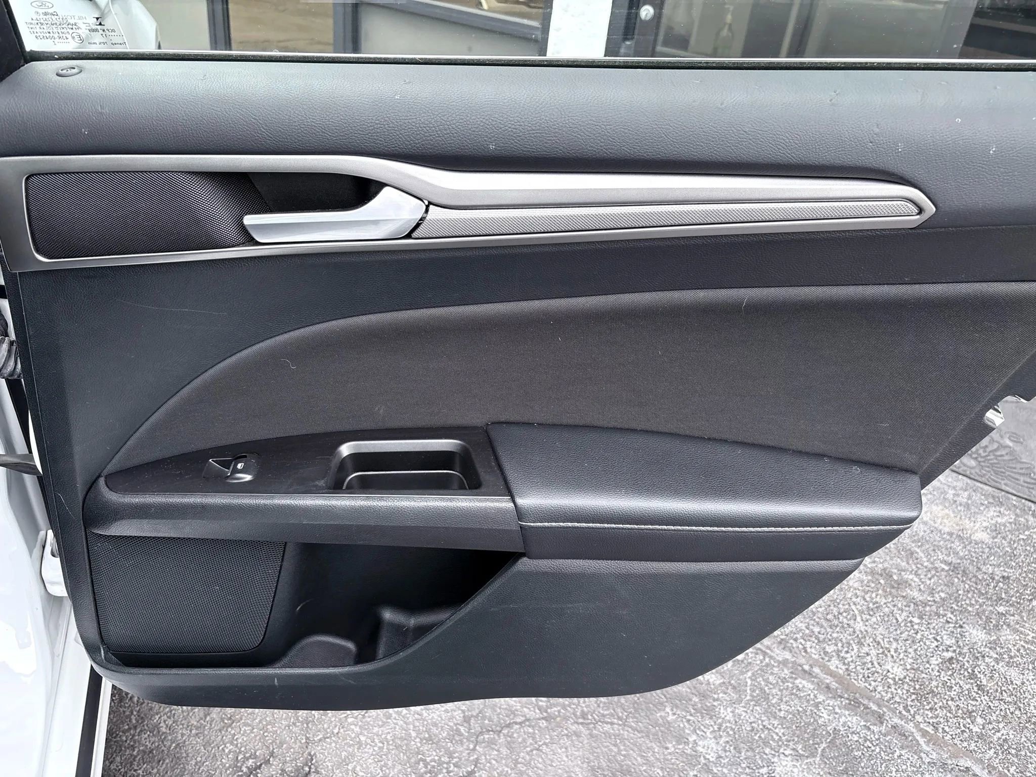 Used 2017 Ford Fusion SE w/ Fusion SE Technology Package image 18