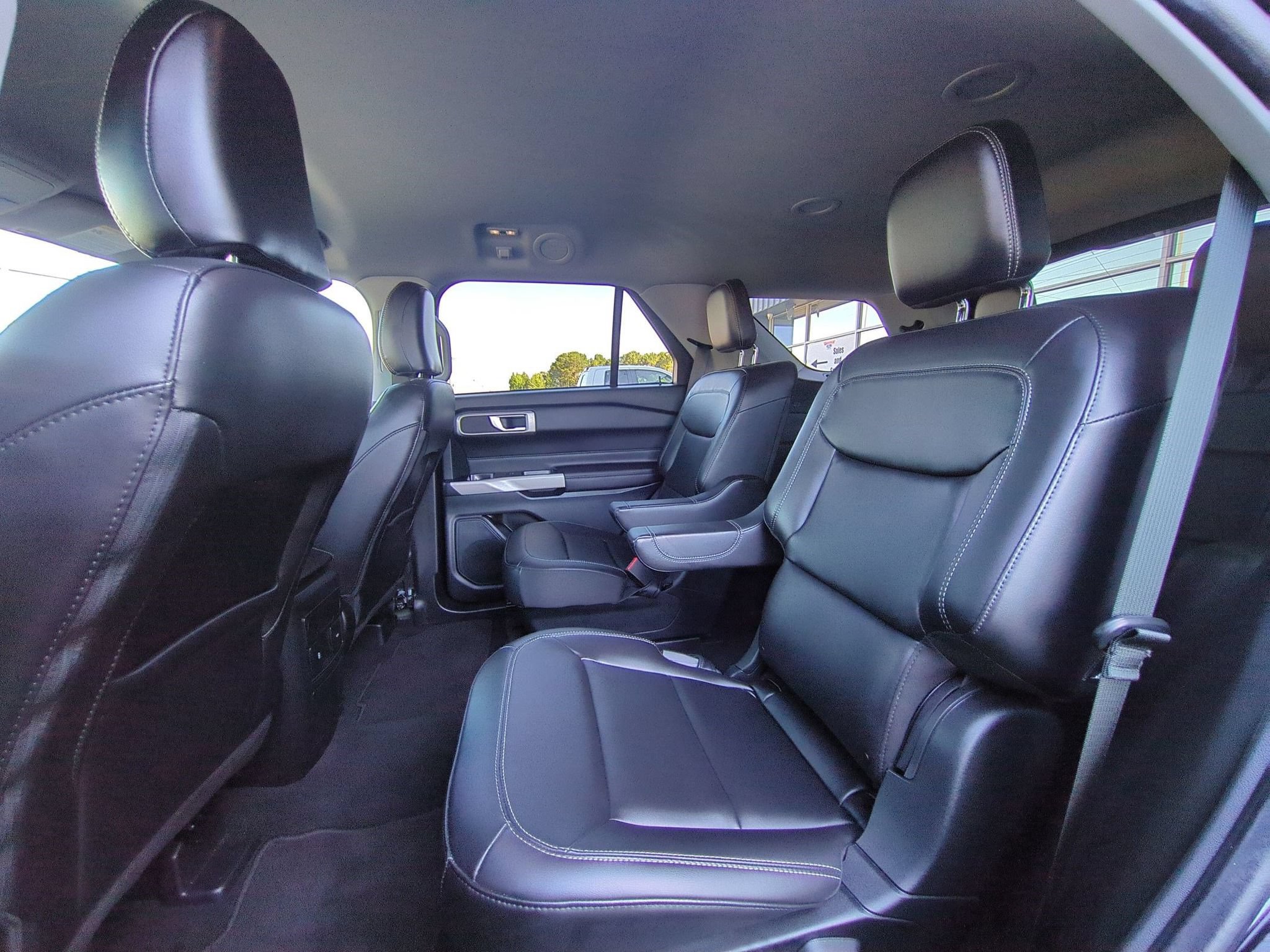 Used 2023 Ford Explorer XLT w/ Equipment Group 202A RWD image 27