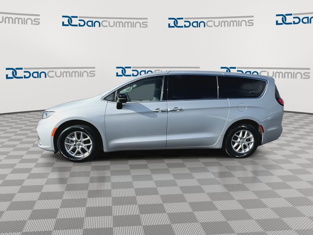 Used 2024 Chrysler Pacifica Touring-L image 5