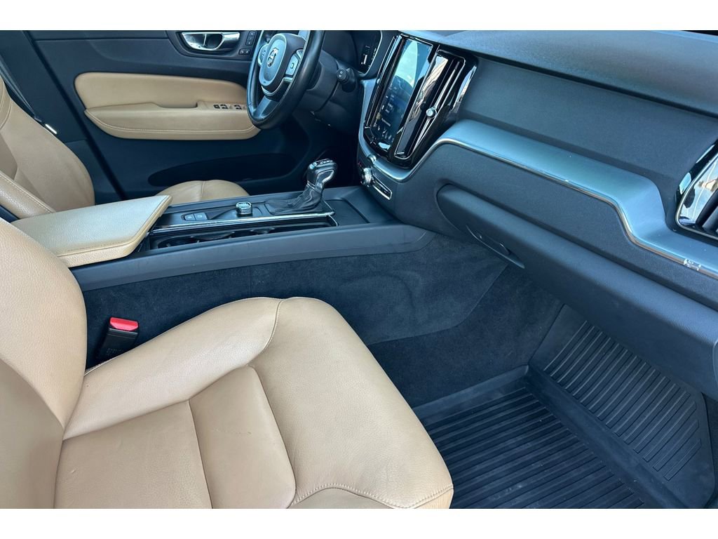 Used 2018 Volvo XC60 T5 Momentum image 17