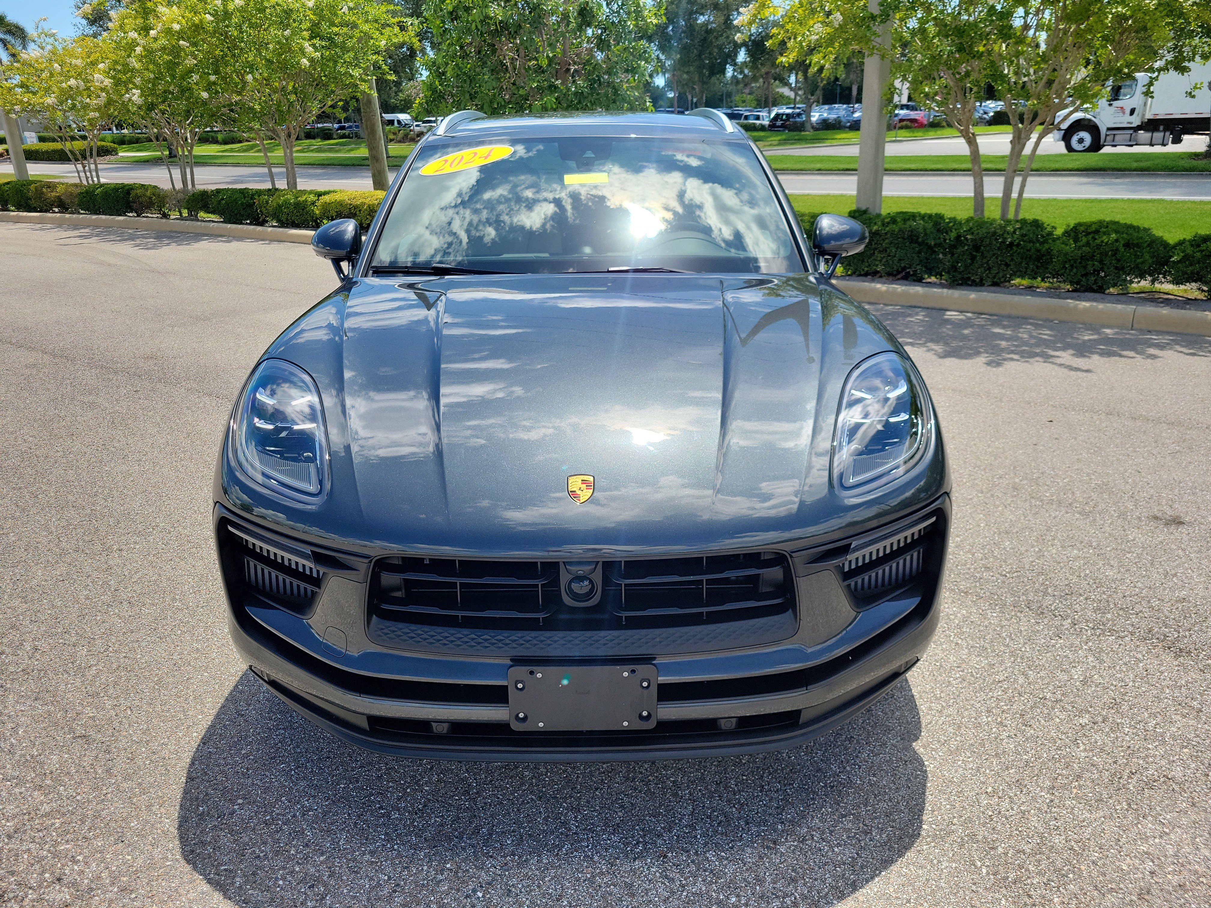 Certified 2024 Porsche Macan S AWD/4WD image 2