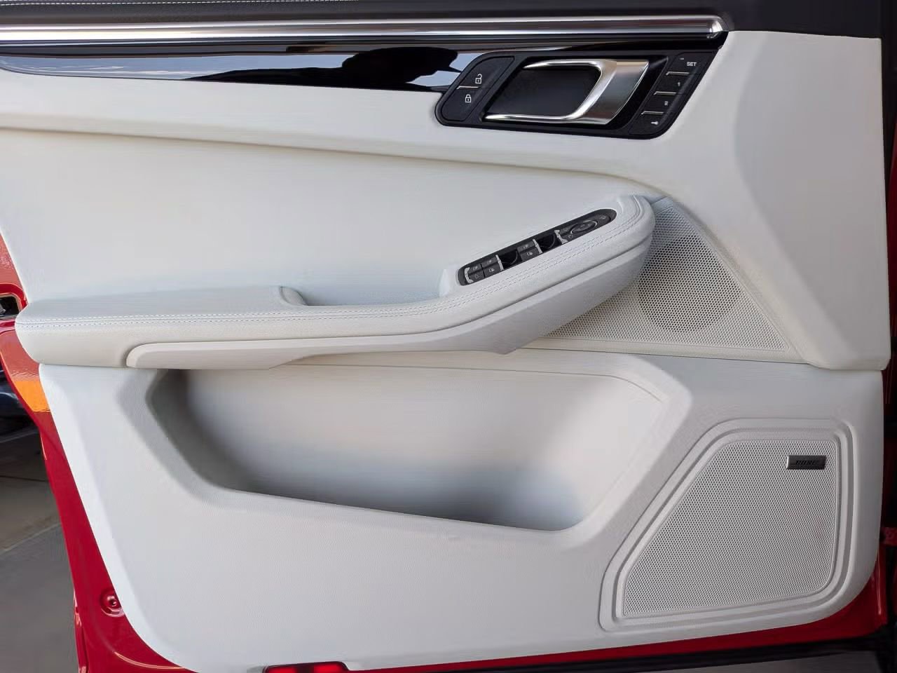Certified 2025 Porsche Macan AWD/4WD image 14