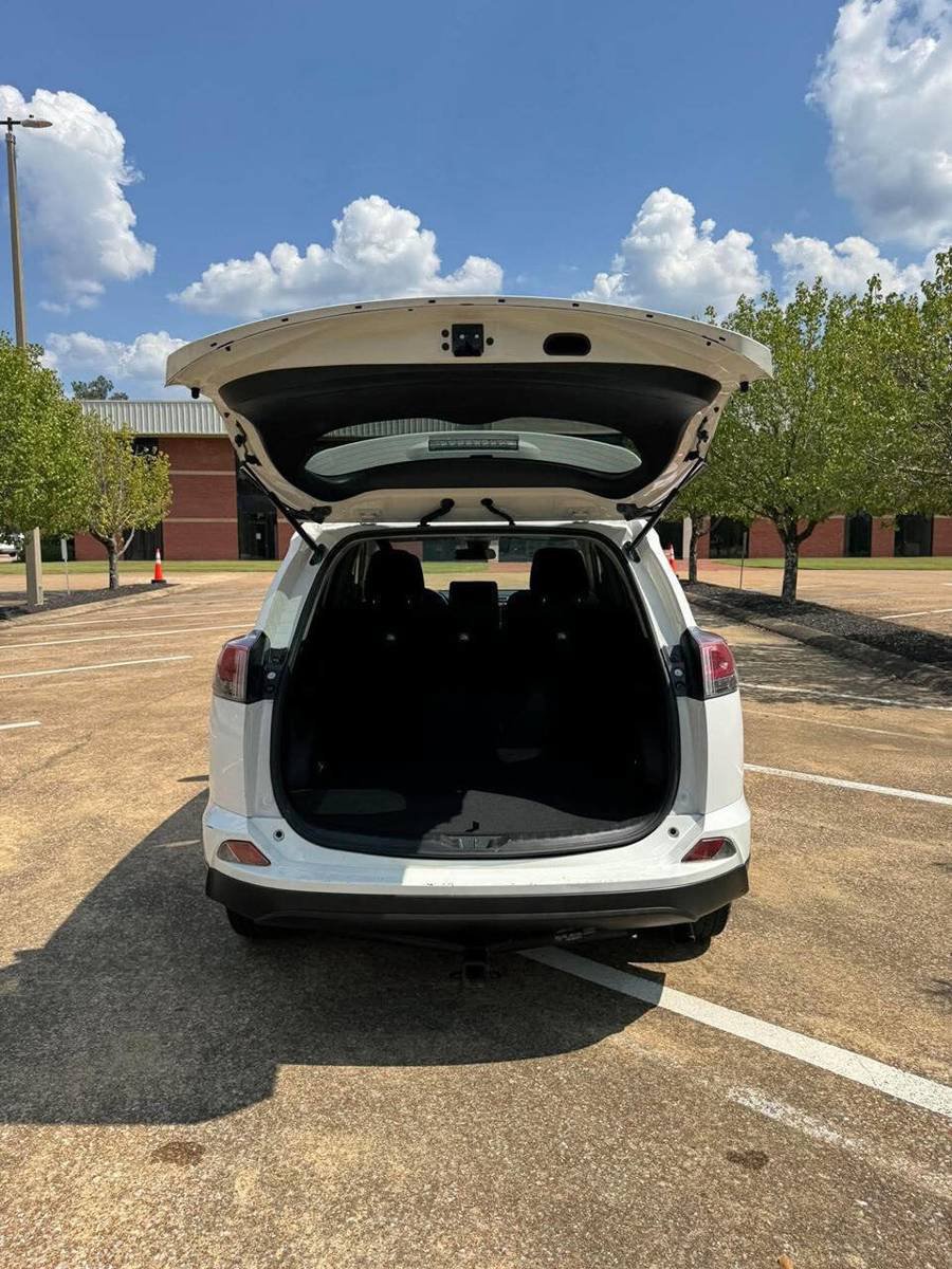 Used 2018 Toyota RAV4 LE FWD image 11