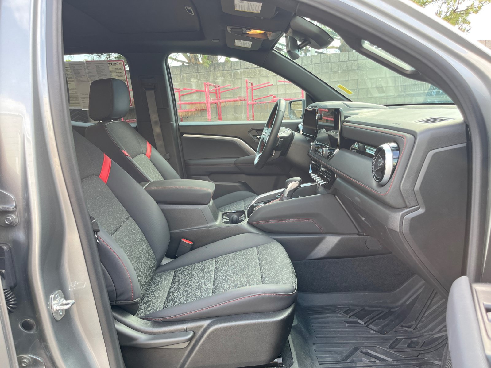 Used 2025 Chevrolet Colorado Z71 w/ Technology Package AWD/4WD image 27