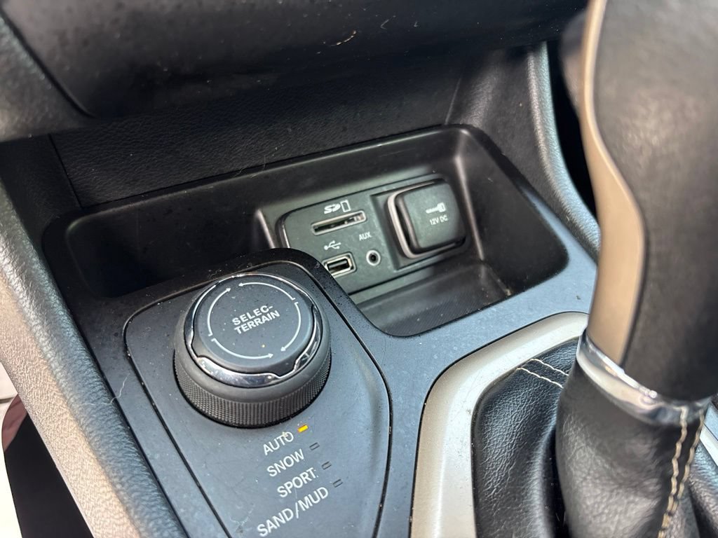 Used 2016 Jeep Cherokee Sport AWD/4WD image 25