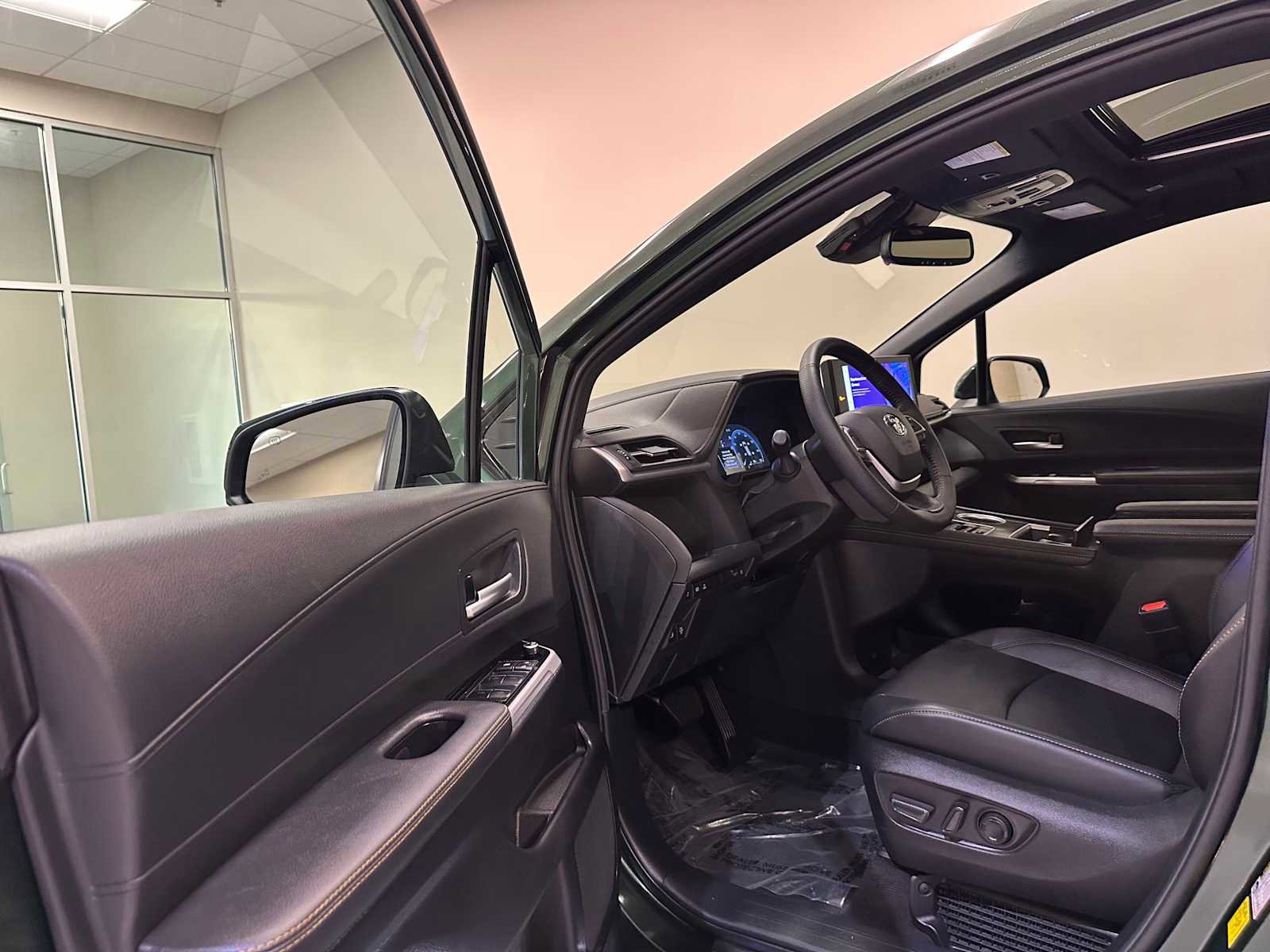 Certified 2025 Toyota Sienna XLE Woodland Edition image 24