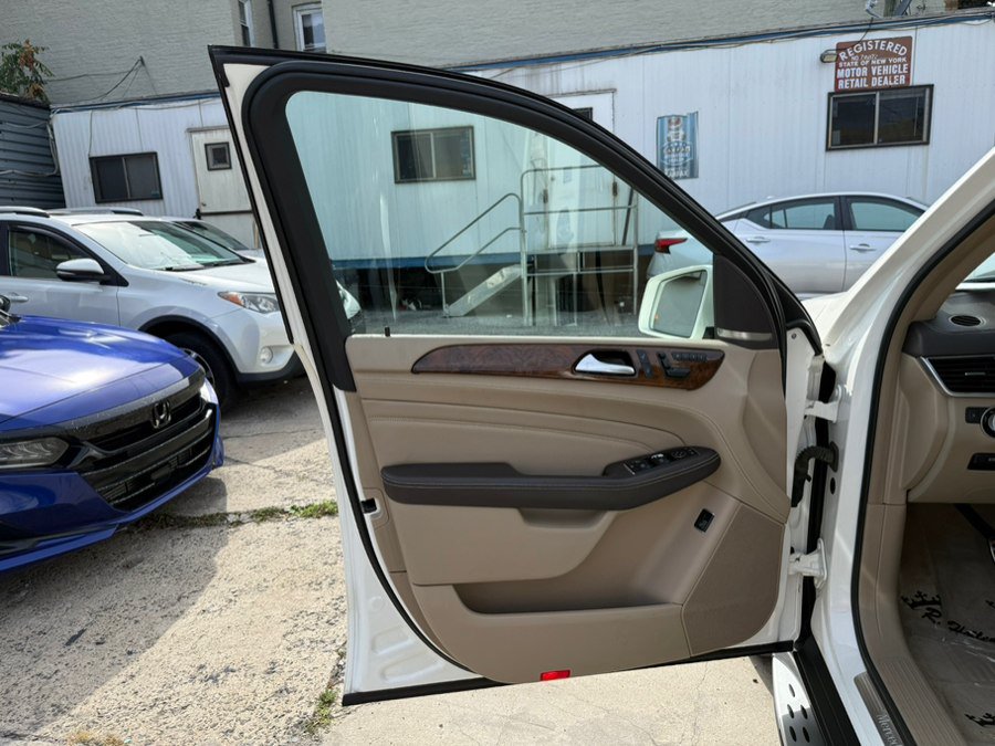 Used 2015 Mercedes-Benz ML 400 4MATIC w/ Lighting Package image 22