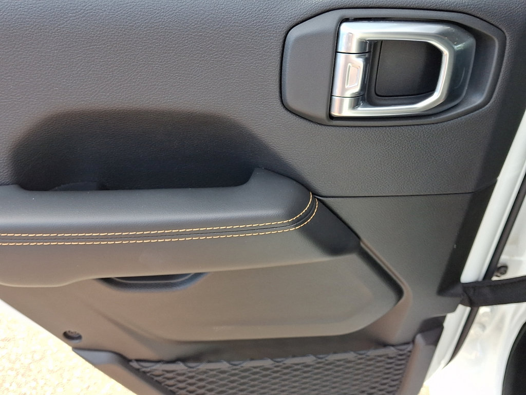 Used 2025 Jeep Wrangler Unlimited Sahara AWD/4WD image 19