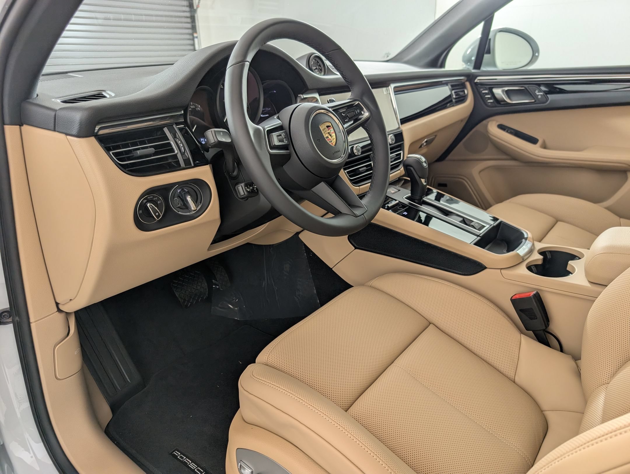 Certified 2026 Porsche Macan AWD/4WD image 4