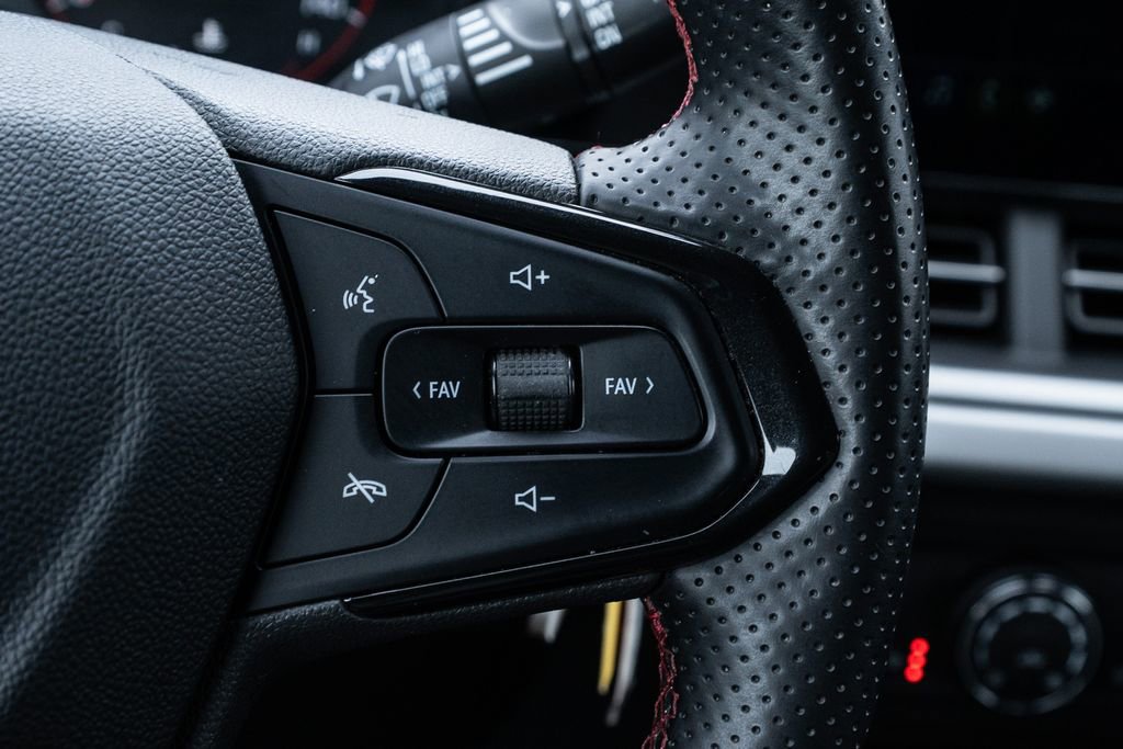 Used 2024 Chevrolet Trax RS w/ Sunroof Package image 19