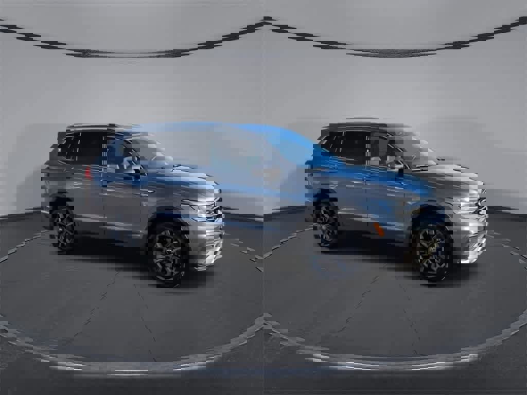 Used 2022 Volkswagen Tiguan SE image 2