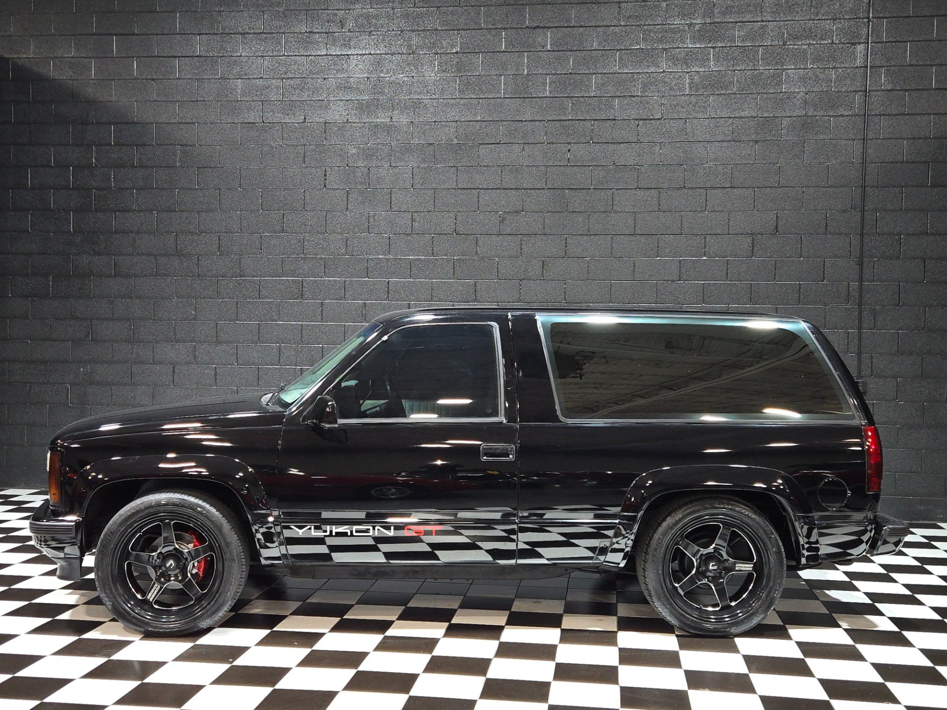 Used 1993 GMC Yukon 4WD 2-Door image 2