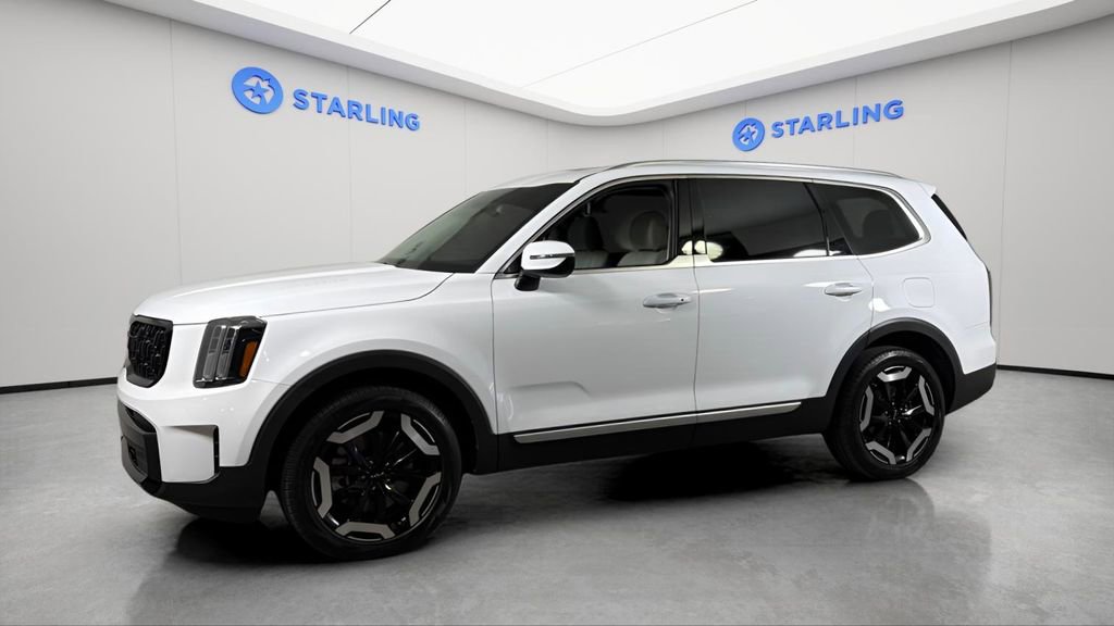 Used 2024 Kia Telluride EX w/ EX Captain's Chair Package FWD image 2