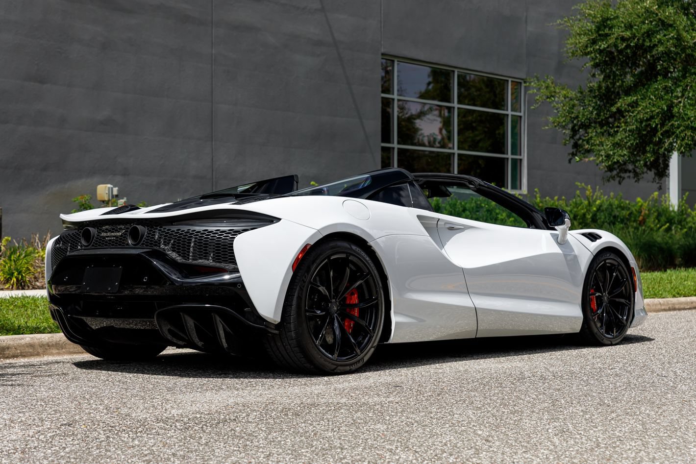 Used 2025 McLaren Artura Spider RWD image 9